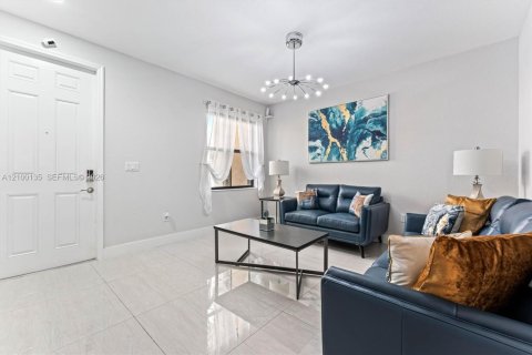 Townhouse in Hialeah, Florida 3 bedrooms, 131.18 sq.m. № 2401291 - photo 3