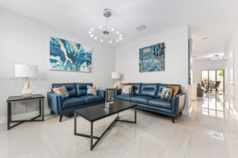 Townhouse in Hialeah, Florida 3 bedrooms, 131.18 sq.m. № 2401291 - photo 2