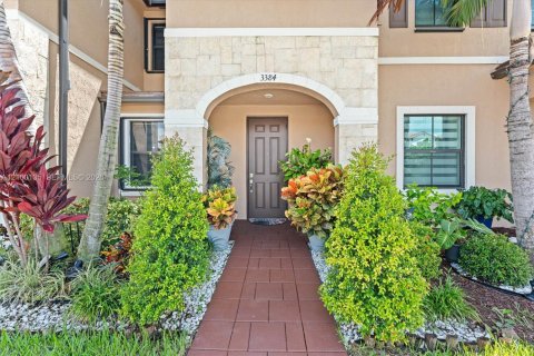 Townhouse in Hialeah, Florida 3 bedrooms, 131.18 sq.m. № 2401291