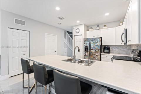 Townhouse in Hialeah, Florida 3 bedrooms, 131.18 sq.m. № 2401291 - photo 7