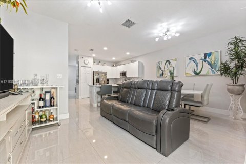 Townhouse in Hialeah, Florida 3 bedrooms, 131.18 sq.m. № 2401291 - photo 9
