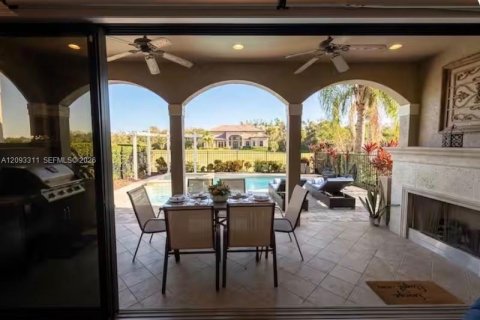 Casa en venta en Kissimmee, Florida, 8 dormitorios, 399.48 m2 № 2378645 - foto 3