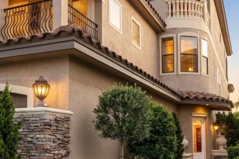 Casa en Kissimmee, Florida 8 dormitorios, 399.48 m2 № 2378645