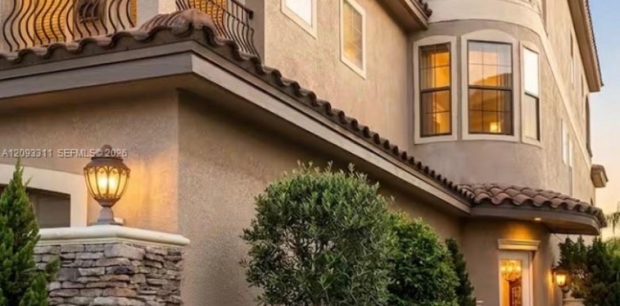 Casa en Kissimmee, Florida 8 dormitorios, 399.48 m2 № 2378645