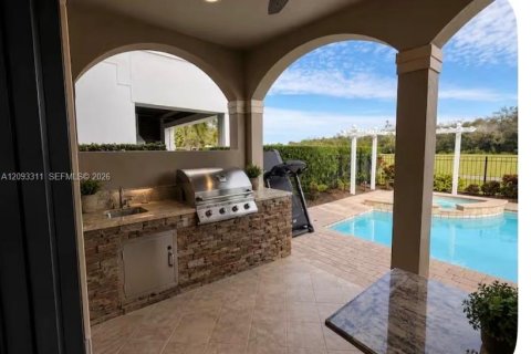 Casa en venta en Kissimmee, Florida, 8 dormitorios, 399.48 m2 № 2378645 - foto 4
