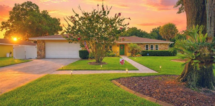 House in Auburndale, Florida 3 bedrooms, 177.81 sq.m. № 2216691