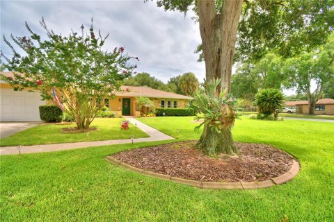 House in Auburndale, Florida 3 bedrooms, 177.81 sq.m. № 2216691 - photo 5