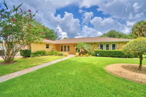 House in Auburndale, Florida 3 bedrooms, 177.81 sq.m. № 2216691 - photo 3