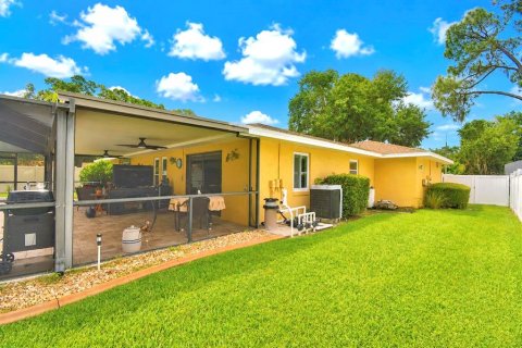 House in Auburndale, Florida 3 bedrooms, 177.81 sq.m. № 2216691 - photo 16