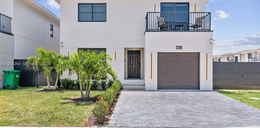 House in Florida City, Florida 5 bedrooms, 168.15 sq.m. № 2030173