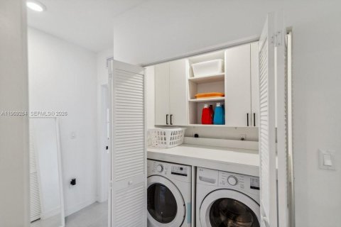 House in Florida City, Florida 5 bedrooms, 168.15 sq.m. № 2030173 - photo 30