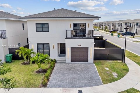 House in Florida City, Florida 5 bedrooms, 168.15 sq.m. № 2030173 - photo 2