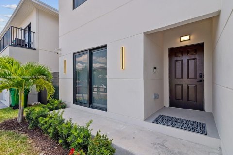 House in Florida City, Florida 5 bedrooms, 168.15 sq.m. № 2030173 - photo 4