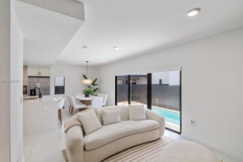 House in Florida City, Florida 5 bedrooms, 168.15 sq.m. № 2030173 - photo 15