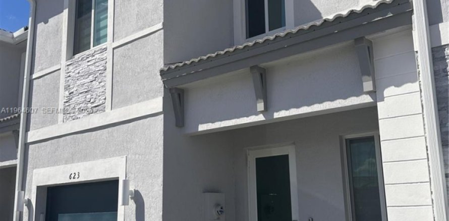 Adosado en Homestead, Florida 3 dormitorios, 157.38 m2 № 2026036