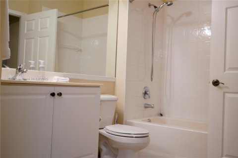 Condo in Miramar, Florida, 2 bedrooms  № 1749906 - photo 17