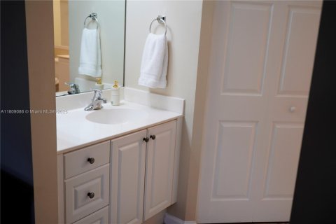 Condo in Miramar, Florida, 2 bedrooms  № 1749906 - photo 15