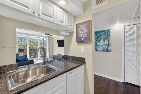Copropriété à vendre à Pompano Beach, Floride: 2 chambres, 84.63 m2 № 1972588 - photo 9