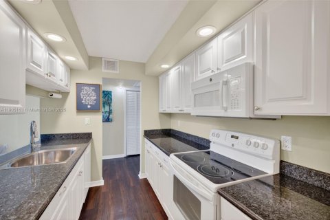 Copropriété à vendre à Pompano Beach, Floride: 2 chambres, 84.63 m2 № 1972588 - photo 12