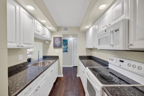 Copropriété à vendre à Pompano Beach, Floride: 2 chambres, 84.63 m2 № 1972588 - photo 11