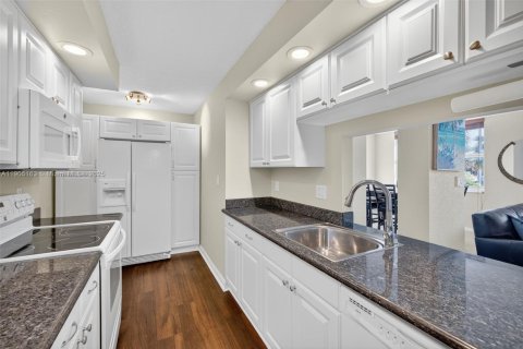 Copropriété à vendre à Pompano Beach, Floride: 2 chambres, 84.63 m2 № 1972588 - photo 13