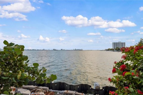 Купить кондоминиум в Майами, Флорида 1 спальня, 79.99м2, № 1982199 - фото 24