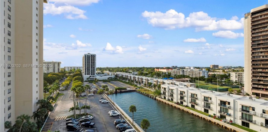 Кондоминиум с 1 спальней в Майами, Флорида № 1982199