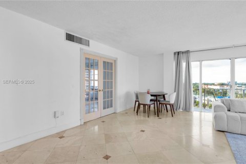 Купить кондоминиум в Майами, Флорида 1 спальня, 79.99м2, № 1982199 - фото 2