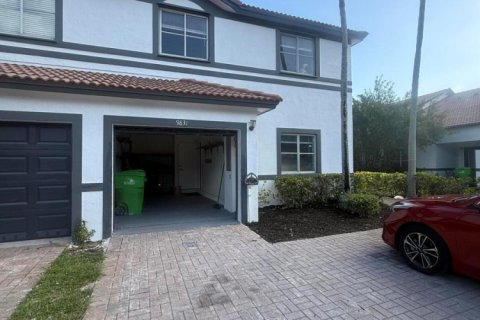Снять в аренду таунхаус в Санрайз, Флорида 3 комнаты, 175.31м2, № 2087938 - фото 3