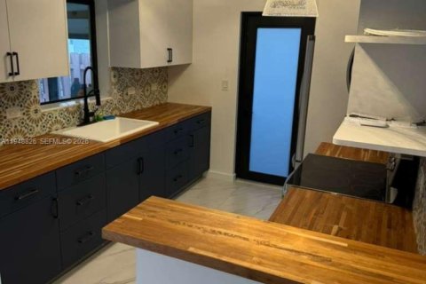 Снять в аренду виллу или дом в Халландейл-Бич, Флорида 2 спальни, 144.93м2, № 2004671 - фото 3