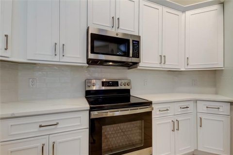 Casa en venta en Tampa, Florida, 4 dormitorios, 201.13 m2 № 1514214 - foto 12