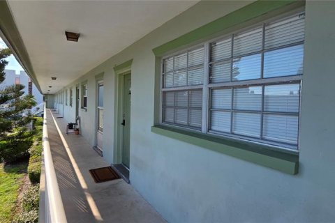 Condo in Clearwater, Florida, 2 bedrooms  № 2391580 - photo 11
