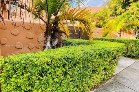 Propiedad comercial en venta en Miami Springs, Florida, 1563.17 m2 № 1736238 - foto 17