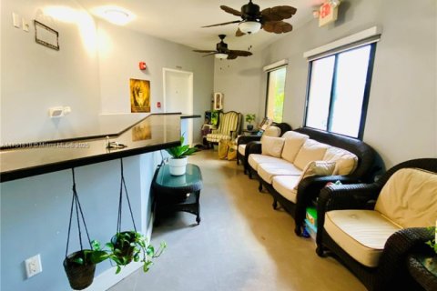 Propiedad comercial en venta en Miami Springs, Florida, 1563.17 m2 № 1736238 - foto 8