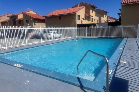 Condo in Hialeah, Florida, 2 bedrooms № 2086458 - photo 13