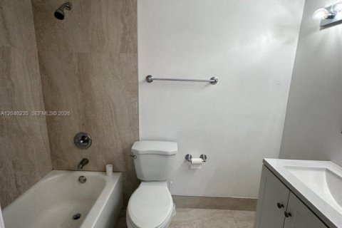 Condo in Hialeah, Florida, 2 bedrooms № 2086458 - photo 10