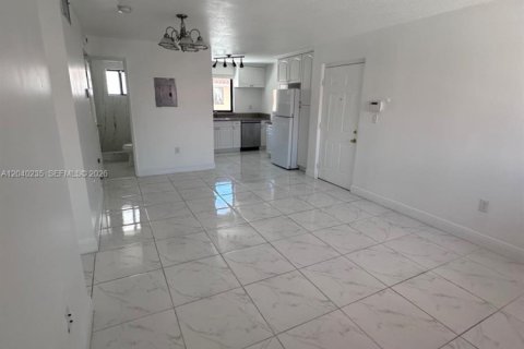 Condo in Hialeah, Florida, 2 bedrooms № 2086458 - photo 2