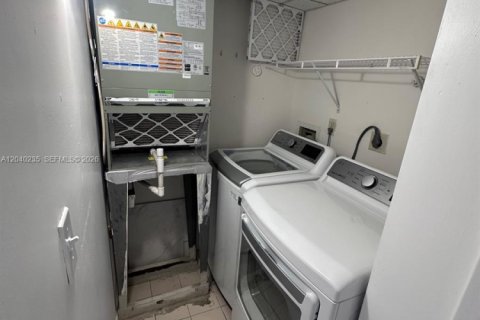 Condo in Hialeah, Florida, 2 bedrooms № 2086458 - photo 11