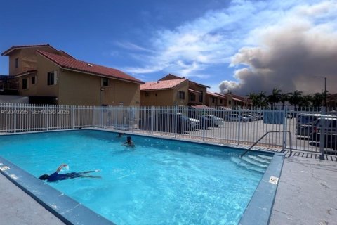 Condo in Hialeah, Florida, 2 bedrooms № 2086458 - photo 12