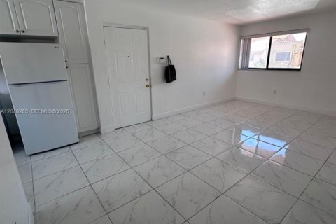 Condo in Hialeah, Florida, 2 bedrooms № 2086458 - photo 3