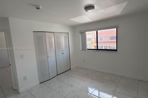 Condo in Hialeah, Florida, 2 bedrooms № 2086458 - photo 9