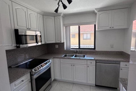 Condo in Hialeah, Florida, 2 bedrooms № 2086458 - photo 5