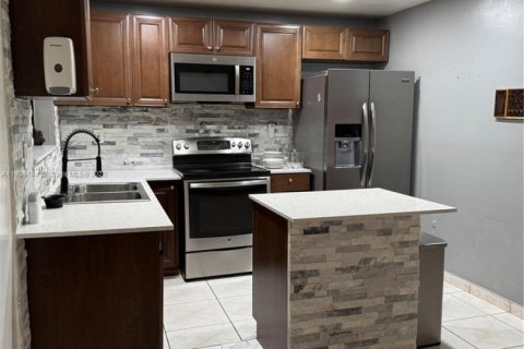 Adosado en alquiler en Miami, Florida, 3 dormitorios, 126.35 m2 № 1965454 - foto 2