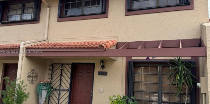 Adosado en Miami, Florida 3 dormitorios, 126.35 m2 № 1965454