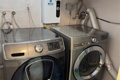 Adosado en alquiler en Miami, Florida, 3 dormitorios, 126.35 m2 № 1965454 - foto 20