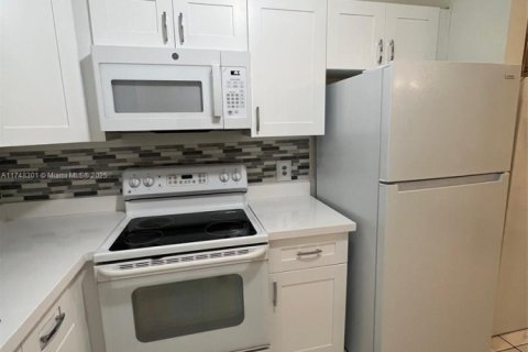 Купить кондоминиум в Пемброк-Пайнс, Флорида 2 спальни, 96.99м2, № 1702283 - фото 10
