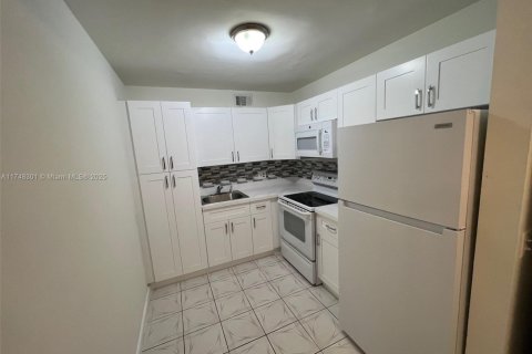 Купить кондоминиум в Пемброк-Пайнс, Флорида 2 спальни, 96.99м2, № 1702283 - фото 9