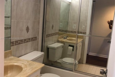 Купить кондоминиум в Пемброк-Пайнс, Флорида 2 спальни, 96.99м2, № 1702283 - фото 20