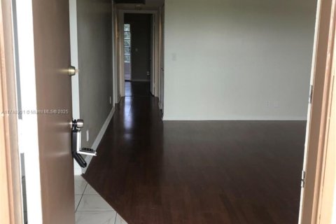 Купить кондоминиум в Пемброк-Пайнс, Флорида 2 спальни, 96.99м2, № 1702283 - фото 3