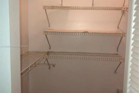 Купить кондоминиум в Пемброк-Пайнс, Флорида 2 спальни, 96.99м2, № 1702283 - фото 22